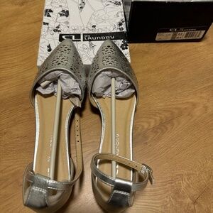 CL by Chinese Laundry Women's metallic silver Hello Ballet Flat